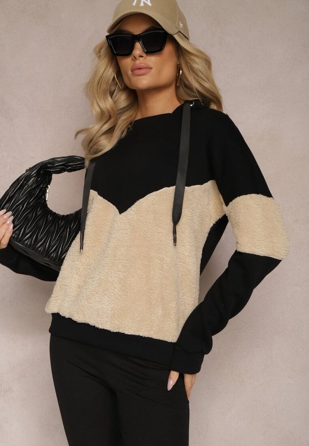 Renee - Czarna Bawełniana Bluza z Kapturem ze Ściągaczami i Polarem Eurynia. Typ kołnierza: kaptur. Kolor: czarny. Materiał: bawełna, polar. Wzór: aplikacja