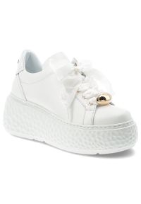 Sneakersy damskie Karino, cholewka ze skóry naturalnej licowej wiązanie z przodu szeroką wstążką metalowe detale zabudowany przód na grubszej podeszw. Kolor: biały. Materiał: skóra. Szerokość cholewki: normalna #1