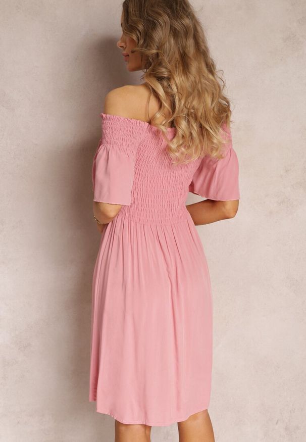 Renee - Różowa Sukienka Hiszpanka Mini z Wiskozy Folna. Typ kołnierza: dekolt hiszpanka. Kolor: różowy. Materiał: wiskoza. Sezon: lato. Długość: mini