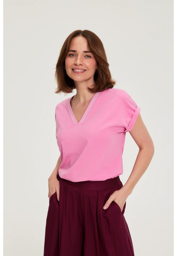 MOODO - Bawełniany t-shirt z dekoltem w serek różowy. Typ kołnierza: dekolt w serek. Kolor: różowy. Materiał: bawełna