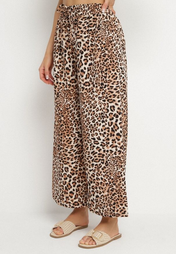Born2be - Beżowo-Brązowe Spodnie o Szerokim Kroju z Gumką w Talii w Panterkę Filassena. Okazja: na co dzień. Kolor: beżowy. Wzór: motyw zwierzęcy. Styl: elegancki, casual