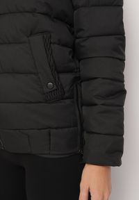 Born2be - Czarna Pikowana Kurtka ze Ściągaczem w Pasie i Odpinanym Kapturem Valentissa. Okazja: na co dzień. Kolor: czarny. Materiał: jeans. Styl: klasyczny, casual #2