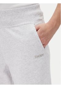 DKNY Spodnie dresowe DP5P3601 Biały Regular Fit. Kolor: biały. Materiał: syntetyk