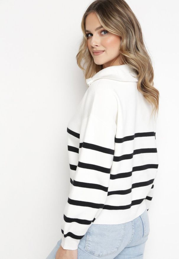 Born2be - Biało-Czarny Golf Sweter Zapinany na Suwak w Paski Sakine. Typ kołnierza: golf. Kolor: biały. Wzór: paski