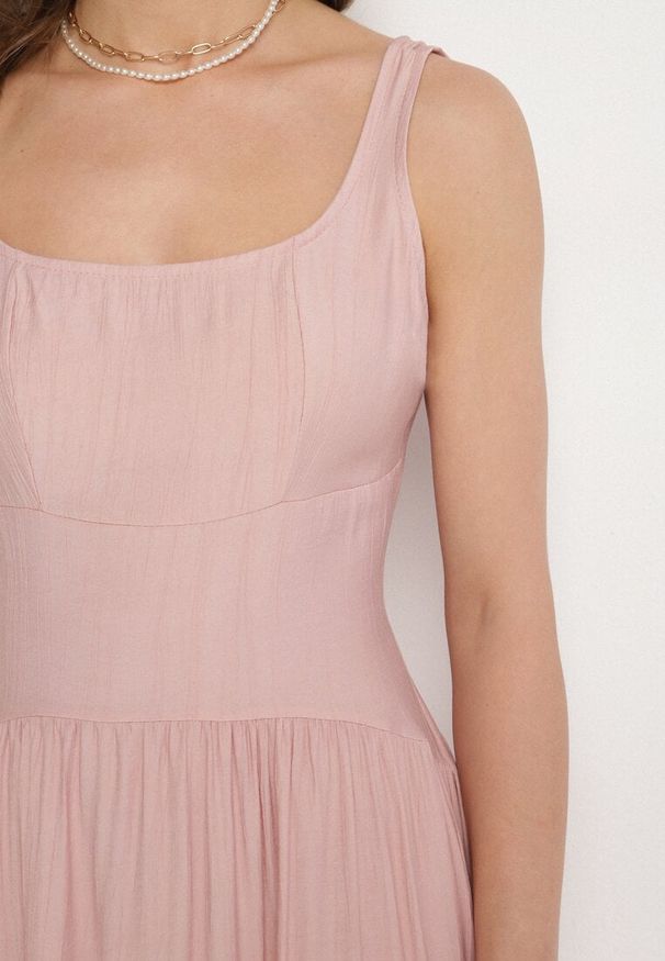 Born2be - Różowa Wiskozowa Sukienka o Rozkloszowanym Kroju Milareina. Okazja: na co dzień. Kolor: różowy. Materiał: wiskoza. Długość rękawa: długi rękaw. Wzór: aplikacja. Typ sukienki: rozkloszowane. Styl: casual, elegancki