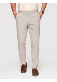 Ombre Clothing - Jednolite spodnie chino męskie REGULAR FIT – beżowe V2 - Rozmiar: XXL. Okazja: na co dzień, do pracy. Kolor: beżowy. Materiał: materiał, bawełna, elastan. Wzór: jednolity. Styl: elegancki, casual #1