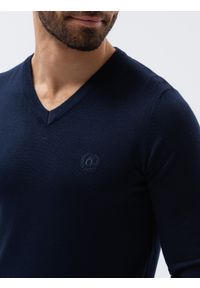 Ombre Clothing - Sweter męski z haftem E191 - granatowy - XXL. Kolor: niebieski. Materiał: dzianina, nylon, materiał, wiskoza. Wzór: haft. Styl: elegancki, klasyczny