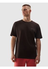 4f - T-shirt oversize z bawełny organicznej męski - brązowy. Okazja: na co dzień. Kolor: brązowy. Materiał: bawełna. Długość rękawa: krótki rękaw. Długość: krótkie. Wzór: gładki, ze splotem, nadruk. Styl: sportowy, casual #2