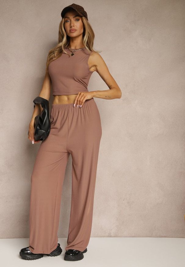 Renee - Brązowy Prążkowany Komplet Top o Dopasowanym Kroju i Szerokie Spodnie Miraselia. Kolor: brązowy. Materiał: prążkowany