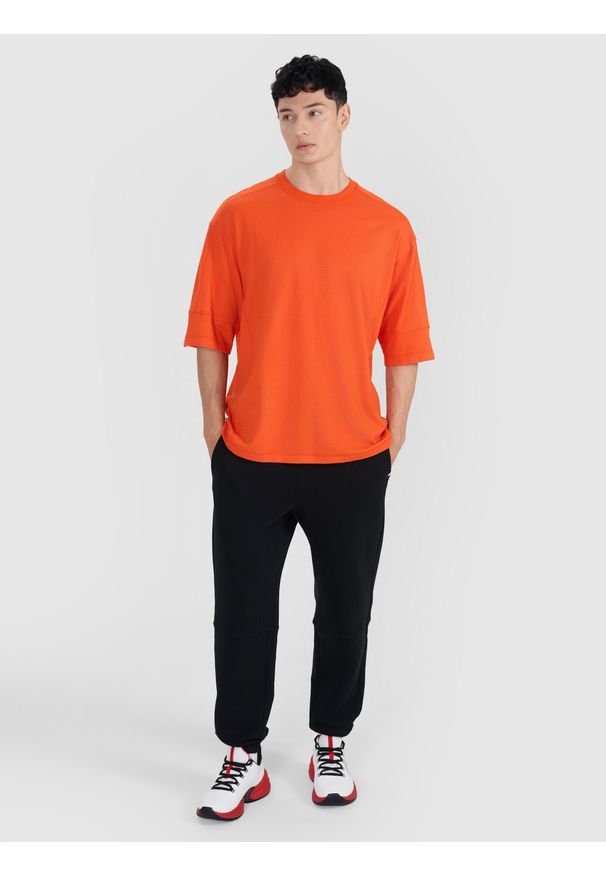 4f - 4F T-shirt oversize gładki męski - pomarańczowy XXL. Okazja: na co dzień. Kolor: pomarańczowy. Materiał: materiał, poliester, bawełna, dzianina. Długość rękawa: krótki rękaw. Długość: krótkie. Wzór: gładki. Styl: elegancki, klasyczny, sportowy, street, casual