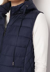 Born2be - Granatowa Kamizelka Pikowana z Odpinanym Kapturem Alaritha. Okazja: na co dzień. Kolor: niebieski. Materiał: jeans. Styl: casual, elegancki #7