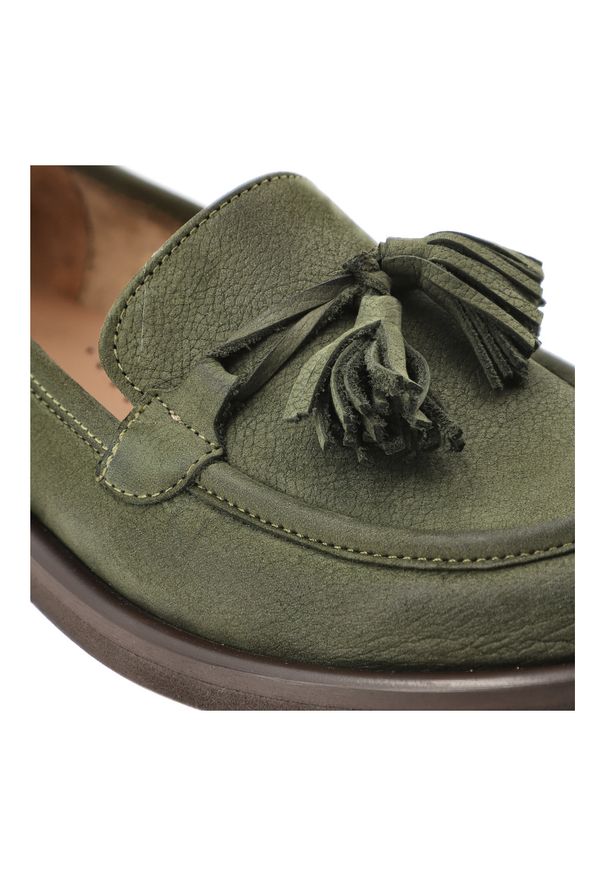 Mokasyny damskie Armodo, cholewka ze skóry naturalnej o gładkim wykończeniu z dekoracyjnymi frędzlami na podbiciu, zielone, 1726. Okazja: na co dzień, do pracy, na spotkanie biznesowe. Kolor: zielony. Materiał: skóra. Szerokość cholewki: normalna. Wzór: gładki. Styl: casual, biznesowy, elegancki