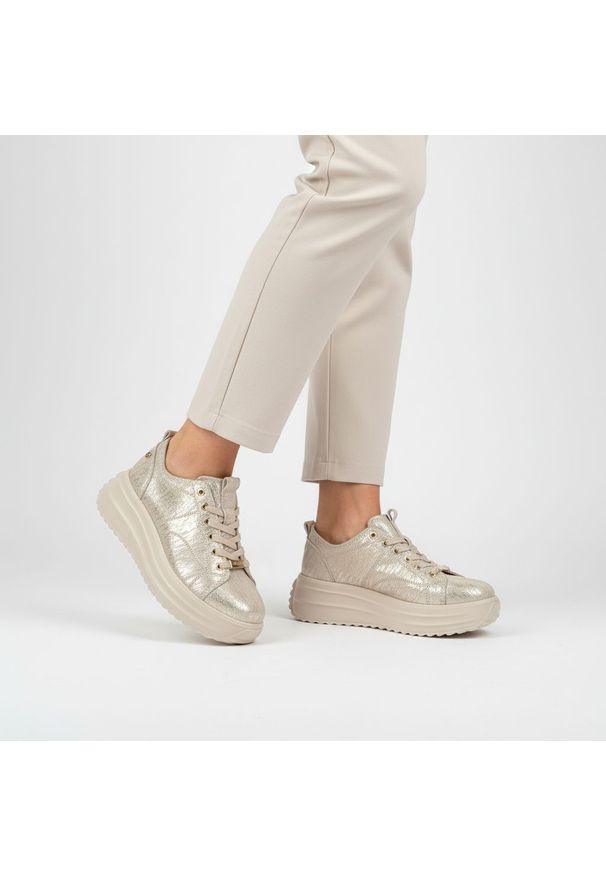 Sneakersy damskie Filippo, cholewka skóra naturalna licowa metaliczna sznurowane niska cholewka masywna podeszwa platforma casua, złote, DP6795/26. Okazja: na co dzień. Wysokość cholewki: przed kostkę. Zapięcie: sznurówki. Kolor: złoty. Materiał: skóra. Szerokość cholewki: normalna. Obcas: na platformie
