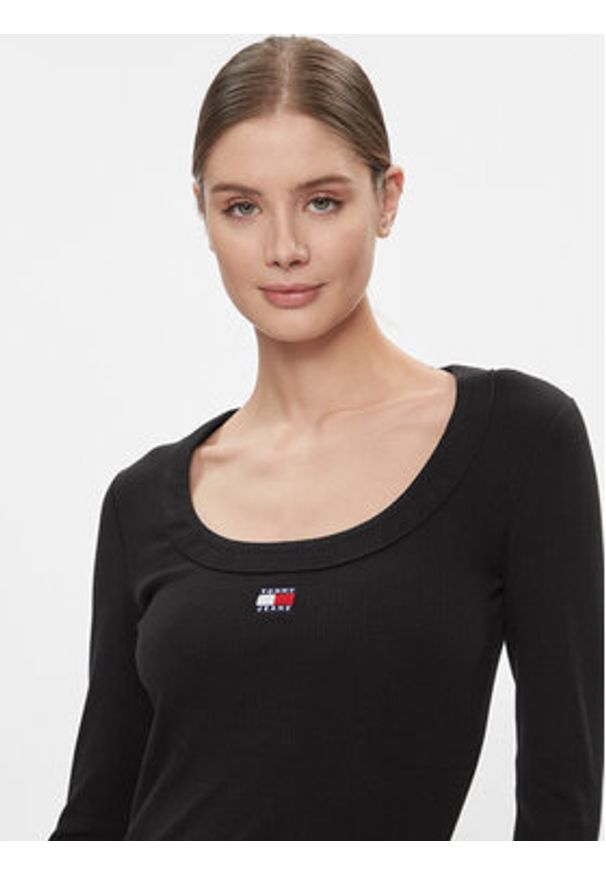 Tommy Jeans Sukienka dzianinowa Tjw Badge Rib Bodycon Ls DW0DW17424 Czarny Slim Fit. Kolor: czarny. Materiał: bawełna. Typ sukienki: bodycon