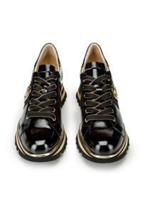 Wittchen - Damskie sneakersy z lakierowanej skóry z klamrą czarne. Okazja: do pracy, na co dzień. Zapięcie: klamry. Kolor: czarny. Materiał: skóra, lakier. Obcas: na platformie #8
