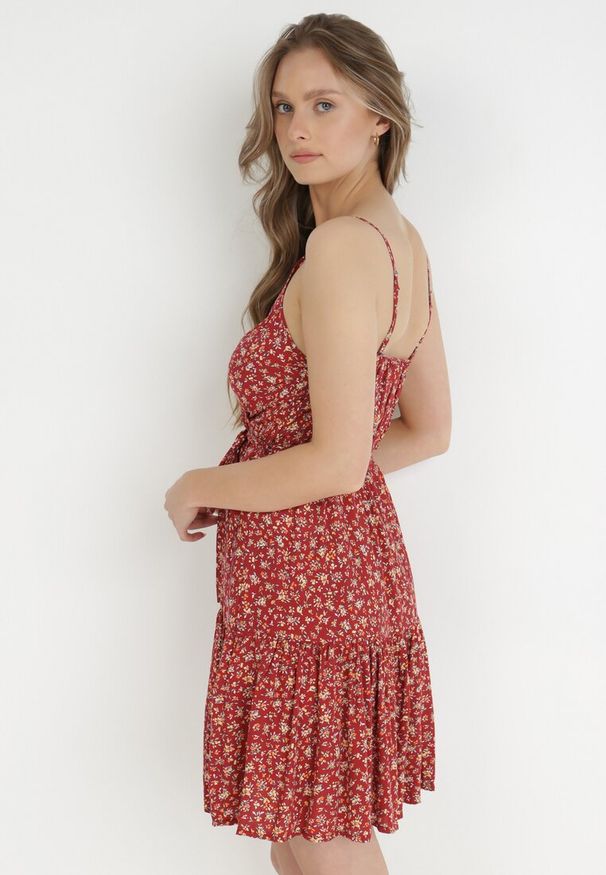 Born2be - Bordowa Sukienka z Wiskozy Eudaia. Typ kołnierza: dekolt kopertowy. Kolor: czerwony. Wzór: aplikacja, kwiaty. Typ sukienki: rozkloszowane, kopertowe. Materiał: wiskoza. Długość rękawa: na ramiączkach. Sezon: lato. Styl: wakacyjny. Długość: mini