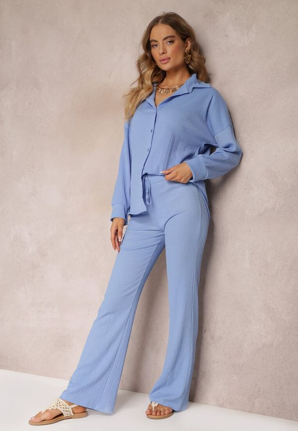Renee - Niebieski 2-częściowy Komplet z Koszulą i Spodniami Zdobionymi Delikatnym Tłoczeniem Jaila. Kolor: niebieski. Materiał: tkanina. Wzór: aplikacja