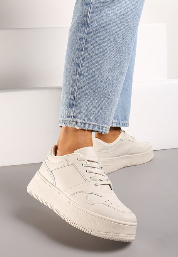 Renee - Beżowe Sneakersy z Cholewką przed Kostkę na Platformie Liciana. Okazja: na co dzień. Wysokość cholewki: przed kostkę. Nosek buta: okrągły. Zapięcie: sznurówki. Kolor: beżowy. Materiał: jeans, skóra. Szerokość cholewki: normalna. Obcas: na platformie