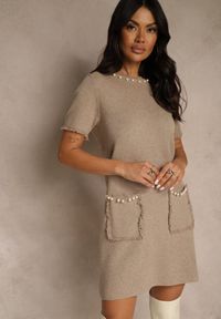 Renee - Beżowa Sweterkowa Sukienka Trapezowa z Perełkami przy Dekolcie i Kieszeniach Fenatusa. Okazja: na co dzień. Kolor: beżowy. Materiał: jeans. Typ sukienki: trapezowe. Styl: casual #4