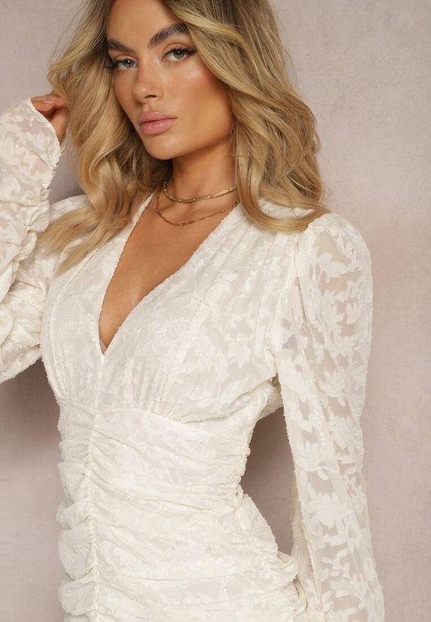 Renee - Beżowa Dopasowana Sukienka Mini z Drapowaniem i Wzorem na Siateczce Welisia. Kolor: beżowy. Styl: elegancki. Długość: mini
