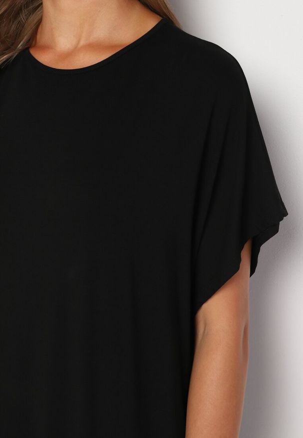 Born2be - Czarna Sukienka Wiskozowa o Pudełkowym Kroju z Rozcięciem Vimerina. Typ kołnierza: dekolt w łódkę. Kolor: czarny. Materiał: wiskoza