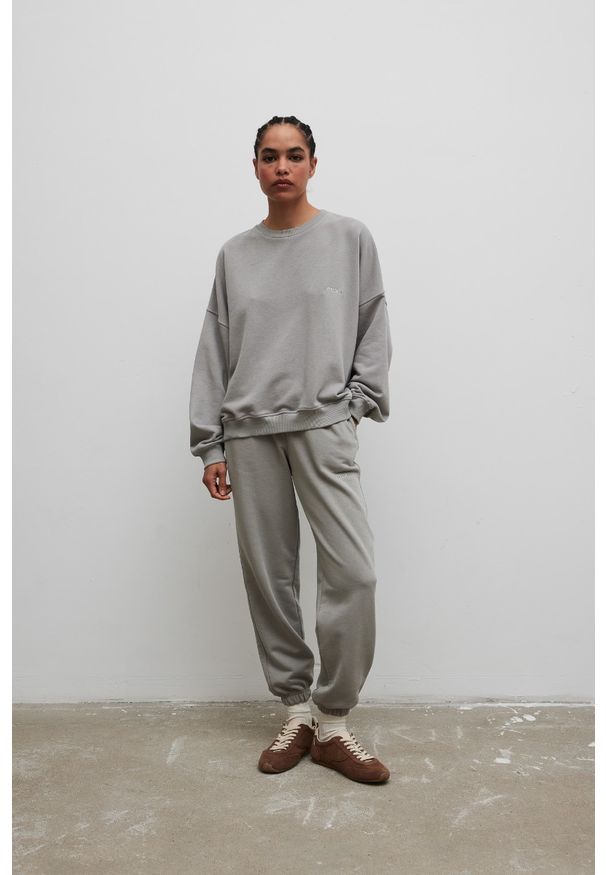Marsala - Spodnie typu jogger z HAFTEM w kolorze GREY PALOMA- NEVIS-XS. Materiał: guma, bawełna, dzianina, poliester. Wzór: haft. Styl: elegancki