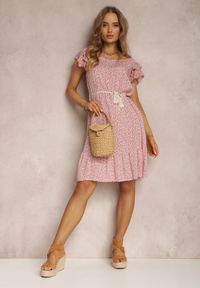 Renee - Ciemnoróżowa Sukienka Telephaia. Kolor: różowy. Materiał: tkanina, wiskoza. Długość rękawa: krótki rękaw. Wzór: kwiaty. Styl: klasyczny, boho, wakacyjny. Długość: mini