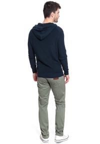Wrangler - MĘSKIE SPODNIE MATERIAŁOWE WRANGLER GREENSBORO DUSTY OLIVE W15QWA275 112127116. Materiał: materiał #4