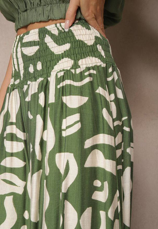 Renee - Zielone Szerokie Spodnie Culottes z Gumką Zdobione Geometrycznym Printem Sartebia. Okazja: na co dzień. Kolor: zielony. Wzór: aplikacja, geometria, nadruk. Styl: elegancki, casual