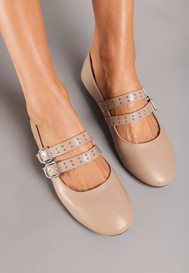 Born2be - Ciemnobeżowe Rockowe Balerinki Vices z Paseczkami i Klamrami Kikiella. Okazja: na co dzień. Zapięcie: klamry. Kolor: beżowy. Styl: rockowy
