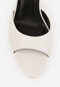 Renee - Białe Klapki na Szpilce ze Szpiczastym Odkrytym Noskiem Sewnila. Nosek buta: szpiczasty. Kolor: biały. Materiał: jeans, koronka. Obcas: na szpilce. Styl: elegancki, wizytowy #2