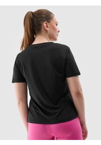 4f - Koszulka treningowa z materiału z recyklingu damska - czarna. Kolor: czarny. Materiał: materiał. Długość rękawa: krótki rękaw. Długość: krótkie. Wzór: ze splotem, jednolity, gładki. Sport: fitness