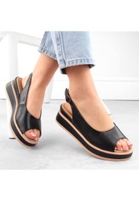 Skórzane sandały damskie na platformie czarne Filippo DS6153. Kolor: czarny. Materiał: skóra. Obcas: na platformie #7