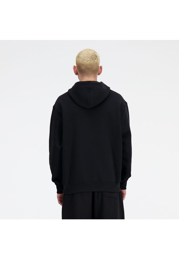 Bluza męska New Balance MT41508BK – czarna. Kolor: czarny. Materiał: tkanina, poliester, bawełna, dresówka. Wzór: aplikacja