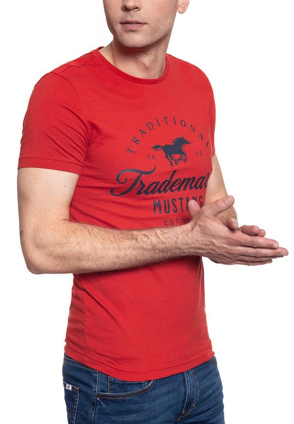 Mustang - MUSTANG T SHIRT Aaron C Print Molten Lava 1008963 7179. Wzór: nadruk