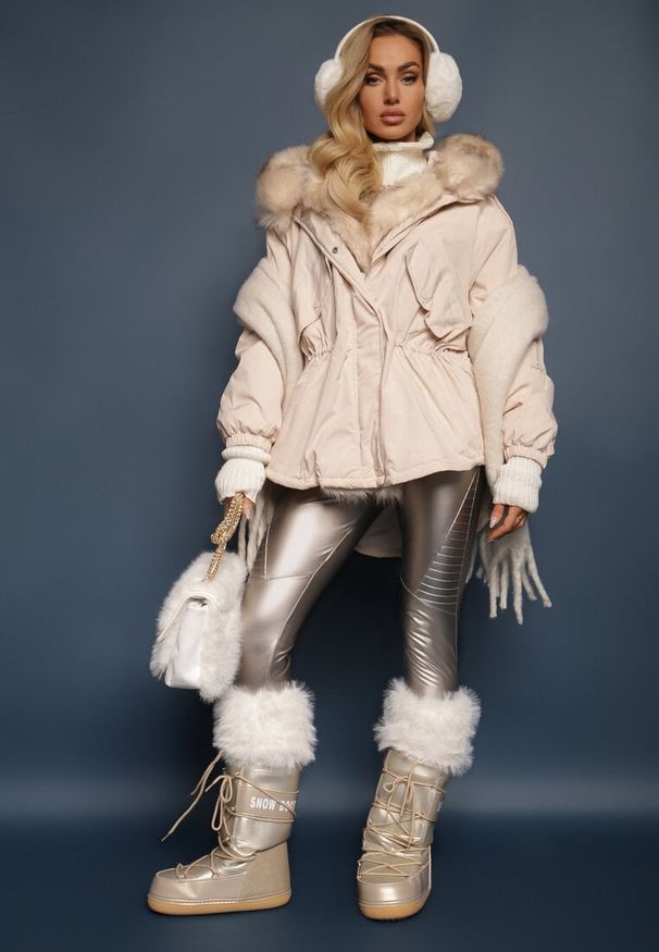 Renee - Beżowa Kurtka Parka Oversize z Futerkiem Horelle. Kolor: beżowy. Materiał: futro. Długość rękawa: długi rękaw. Długość: długie. Wzór: jednolity, gładki, aplikacja. Sezon: jesień, zima. Styl: klasyczny