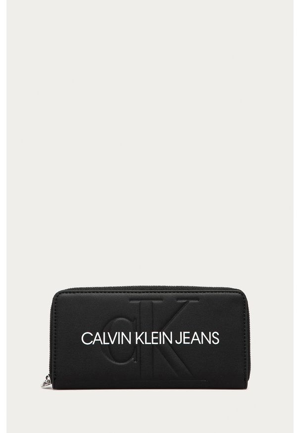 Calvin Klein Jeans - Portfel. Kolor: czarny. Materiał: skóra ekologiczna. Wzór: gładki