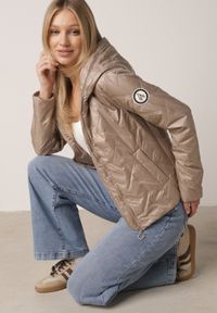 Born2be - Brązowa Kurtka Pikowana z Nieodpinanym Kapturem i Aplikacją na Rękawie Endora. Okazja: na spacer, na co dzień. Kolor: brązowy. Materiał: poliester, jeans. Wzór: aplikacja. Styl: casual, elegancki #1