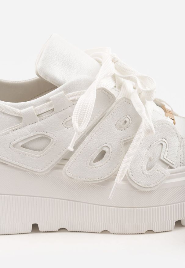 Born2be - Białe Płaskie Sneakersy Vices z Podwójnym Sznurowaniem ze Zdobieniem 3D Nelarissa. Okazja: na co dzień. Zapięcie: sznurówki. Kolor: biały. Materiał: jeans, bawełna. Wzór: aplikacja. Obcas: na obcasie. Wysokość obcasa: niski