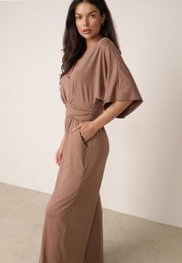 Born2be - Elegancki Kombinezon Nietoperzowy z Wiskozą z Marszczeniem w Talii Wentina. Kolor: brązowy. Materiał: wiskoza. Styl: elegancki #2