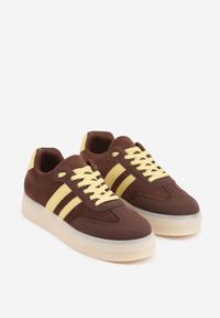 Renee - Ciemnobrązowe Sneakersy na Platformie w Stylu Tenisówek Ozdobione Paskami Ladia. Okazja: na co dzień. Zapięcie: pasek. Kolor: brązowy. Materiał: jeans. Wzór: aplikacja. Sezon: wiosna. Obcas: na platformie #7