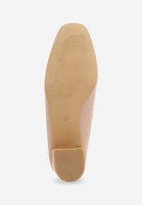 Renee - Ciemnobeżowe Czółenka Vices Lakierowane na Słupku z Wkładką ze Skóry Naturalnej Tinaselle. Okazja: na spotkanie biznesowe. Kolor: beżowy. Materiał: skóra, lakier. Obcas: na słupku. Styl: biznesowy #6