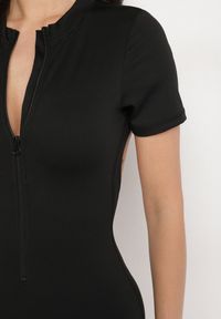 Born2be - Czarny Taliowany Kombinezon z Marszczeniem i Odkrytymi Plecami Deviani. Okazja: na co dzień. Kolor: czarny. Styl: casual #3