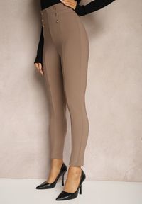Renee - Ciemnobeżowe Legginsy Bawełniane High Waist Ozdobione Guzikami Liorvia. Stan: podwyższony. Kolor: beżowy. Materiał: bawełna. Wzór: aplikacja #4
