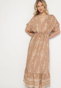 Born2be - Ciemnobeżowa Sukienka Rozkloszowana z Wiskozą w Boho Wzór z Falbaną Turaline. Typ kołnierza: kołnierz z falbankami. Kolor: beżowy. Materiał: wiskoza. Sezon: lato. Typ sukienki: rozkloszowane. Styl: boho #2