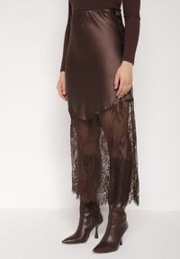 Born2be - Brązowa Satynowa Spódnica Ozdobiona Koronką Milori. Okazja: na spotkanie biznesowe. Kolor: brązowy. Materiał: satyna, koronka. Wzór: aplikacja, koronka. Sezon: wiosna, lato. Styl: biznesowy, klasyczny #1