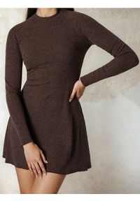 Sinsay - Prążkowana sukienka mini - brązowy. Kolor: brązowy. Materiał: prążkowany. Długość: mini
