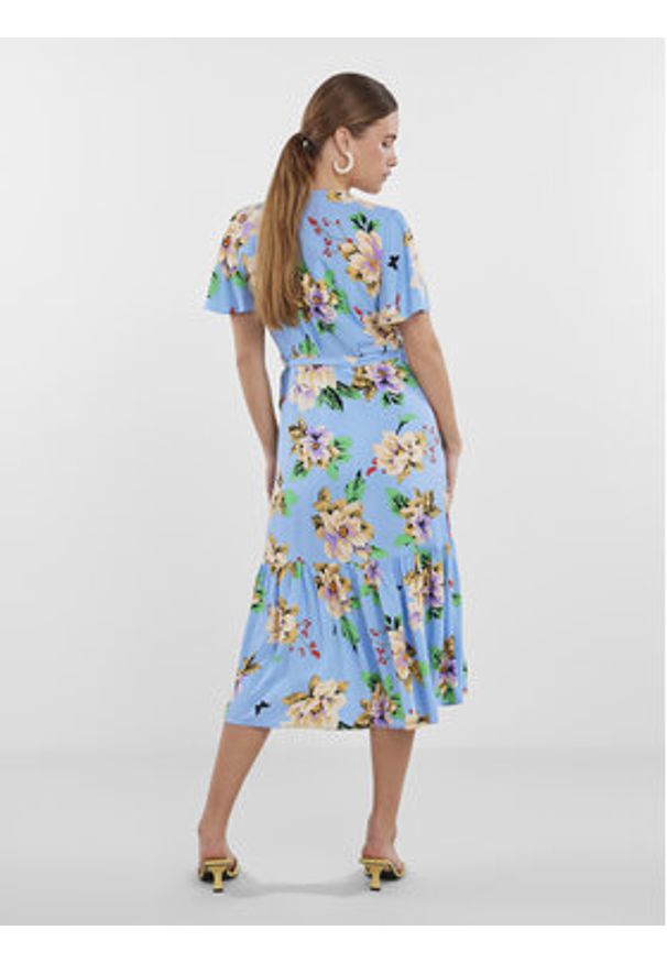 YAS Sukienka codzienna 26029672 Niebieski Regular Fit. Okazja: na co dzień. Kolor: niebieski. Materiał: wiskoza. Typ sukienki: proste. Styl: casual
