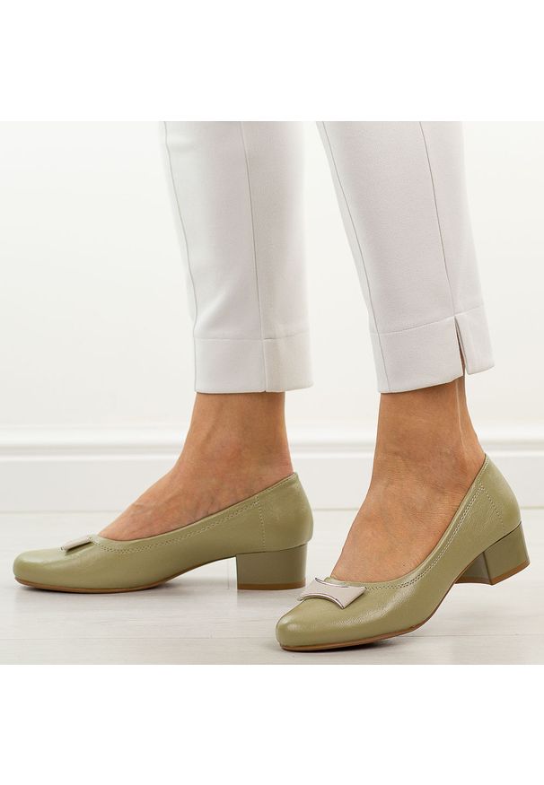 Oliwkowe czółenka damskie na obcasie Jezzi asa200-15. Kolor: zielony. Materiał: skóra. Szerokość cholewki: normalna. Wzór: aplikacja. Sezon: wiosna, jesień, lato. Obcas: na obcasie. Styl: elegancki, klasyczny, wizytowy. Wysokość obcasa: niski