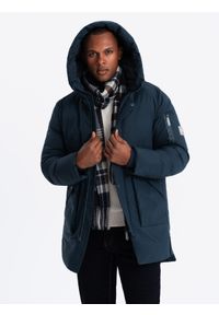Ombre Clothing - Długa sezonowa kurtka męska w stylu outdoorowym – granatowa V2 - Rozmiar: L. Typ kołnierza: kaptur. Kolor: niebieski. Materiał: guma, tkanina, poliester, materiał, syntetyk. Długość: długie. Wzór: aplikacja #6